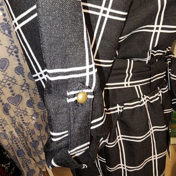 NWT-Women’s Black & White Checkered 3/4 Sleeve V-Neck Romper -Gianni Bini - Picture 6 of 7